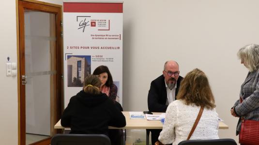 Job dating organisé par le CDG79 : des personnes au stand échangent