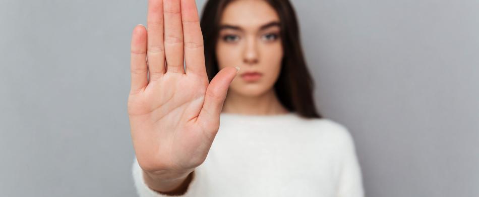 Femme qui stoppe un danger avec sa main